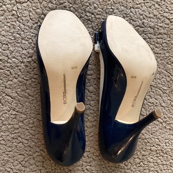New BCBG Navy and White Peep Toe Heels! - Picture 4 of 6